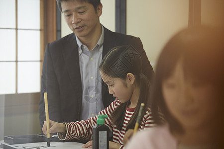 在书法教室老师指导学生们练习书法图片