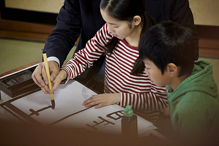 学习书法的孩子们图片