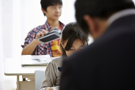 学习书法的孩子们图片