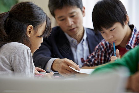 学习书法的孩子们图片