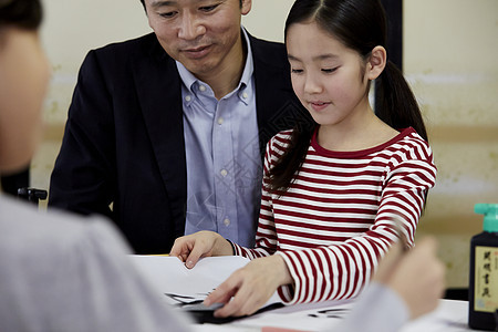 学习书法课程的女孩图片