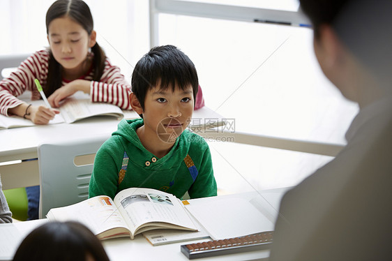 小孩子度假集中精力学习补习班图片