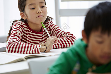 年轻的女孩严肃专心学习补习班图片