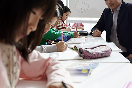 吸收小学生低等级学习补习班图片