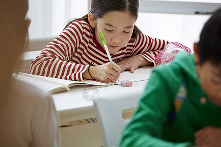 小朋友孩子抄写学习补习班图片