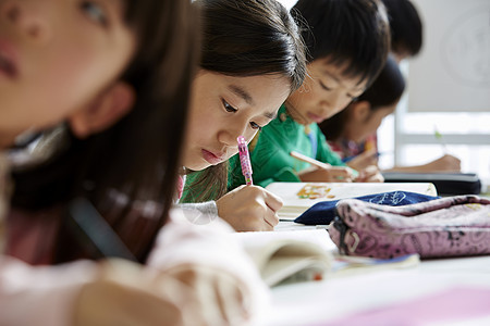 填写年轻的女孩小姑娘学习补习班图片