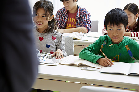 学龄儿童在补习班集中精力学习图片