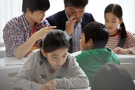 学龄儿童在补习班集中精力学习图片