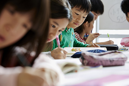 学龄儿童在补习班集中精力学习图片