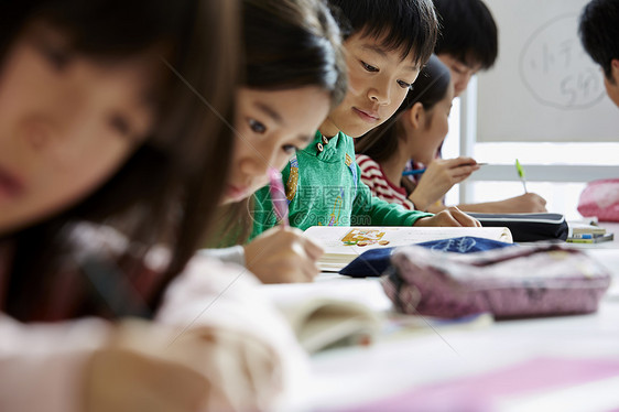 学龄儿童在补习班集中精力学习图片