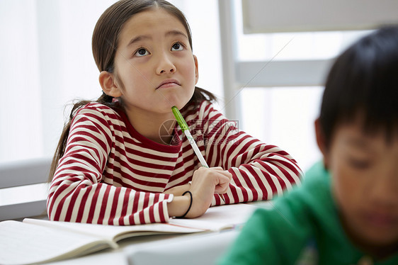 学龄儿童在补习班集中精力学习图片