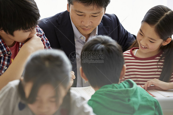 学龄儿童在补习班集中精力学习图片