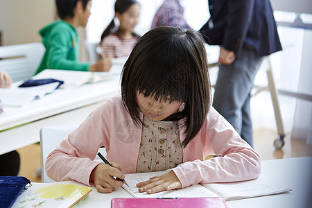 补习班认真写字的小女孩图片