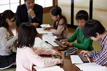 学习珠算的儿童图片