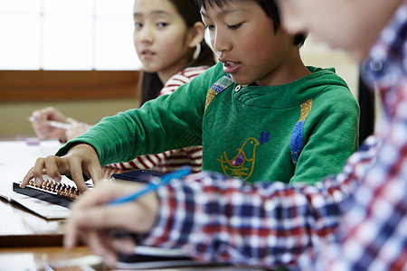 学习珠算的男孩图片