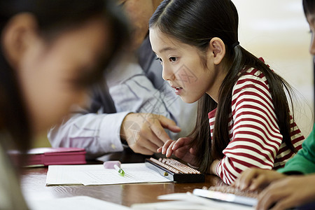 认真学习珠算的女孩青少年高清图片素材