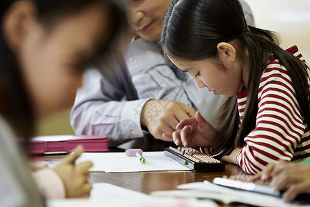 认真学习珠算的女孩图片