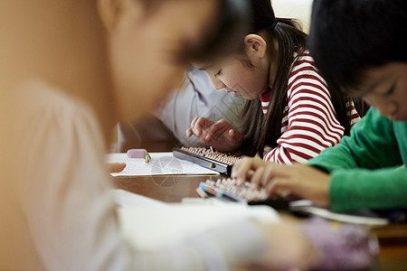 认真学习珠算的女孩图片