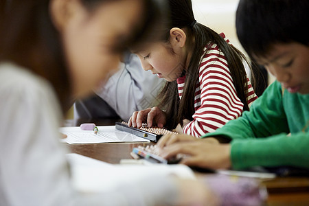 认真学习珠算的女孩图片