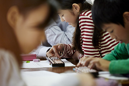 认真学习珠算的女孩全力以赴高清图片素材