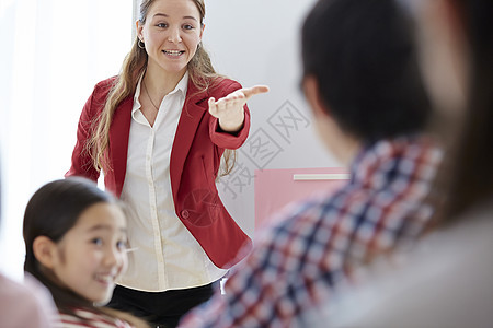 英语老师在课堂上和学生们互动图片