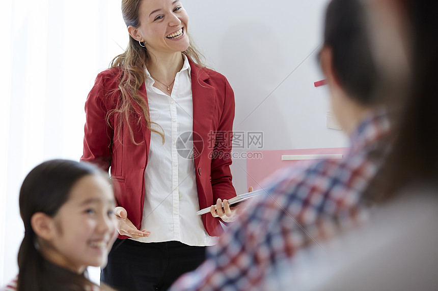 英语老师在课堂上和学生们互动图片