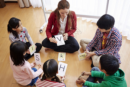 学生们在教室里学习字母图片