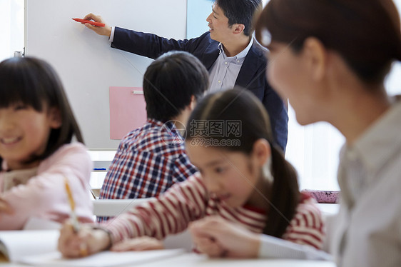 学生们在教室里学习图片