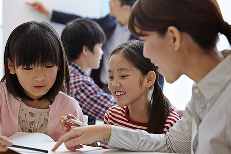 学生们在补习班学习图片