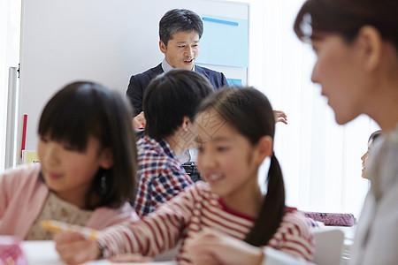 学生们在补习班学习图片