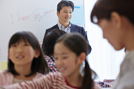 补习班老师在指导学生学习图片