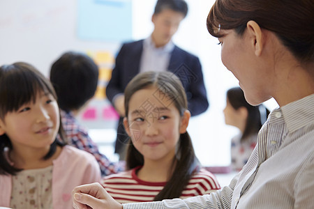 补习班老师在指导学生学习图片