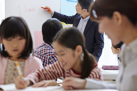 补习班老师在指导学生学习图片