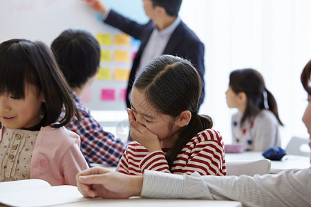 补习班老师在指导学生学习图片