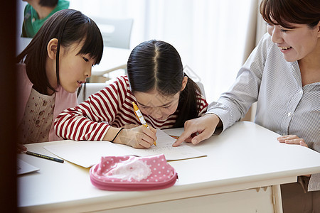 补习班老师在指导学生学习图片