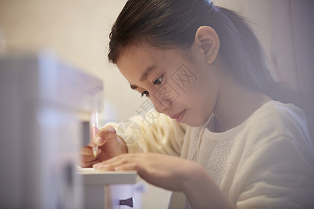 在家做假期作业的女孩图片