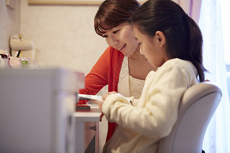 老师辅导在家里做假期作业的女孩女孩们高清图片素材