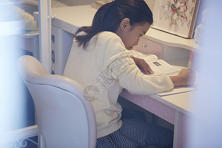 在家里做假期作业的女孩小姑娘高清图片素材