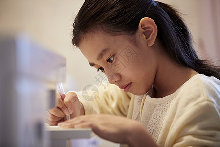 在家里女孩在学习图片