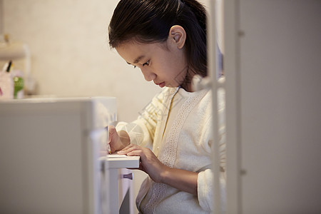 在家里女孩在学习图片