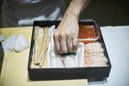 厨师在制作寿司拼盘图片