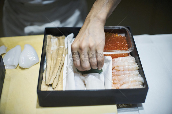 厨师在制作寿司拼盘图片