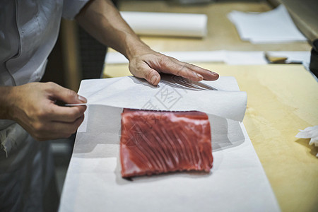 厨师在处理金枪鱼图片