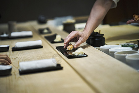 厨师在制作寿司图片