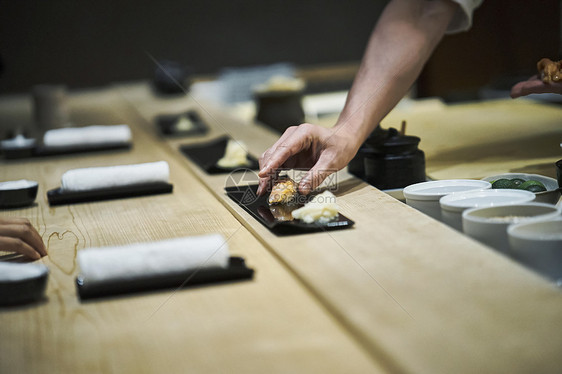 厨师在制作寿司图片