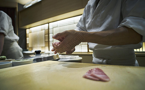 在做寿司的厨师图片