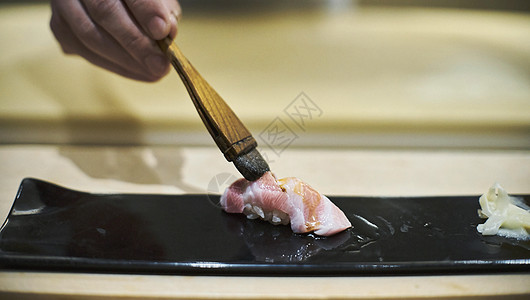 寿司球在做寿司的厨师背景