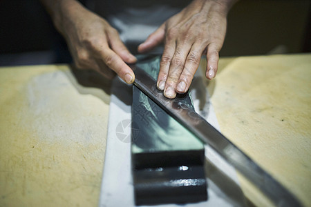 厨师在磨石刀上磨刀图片