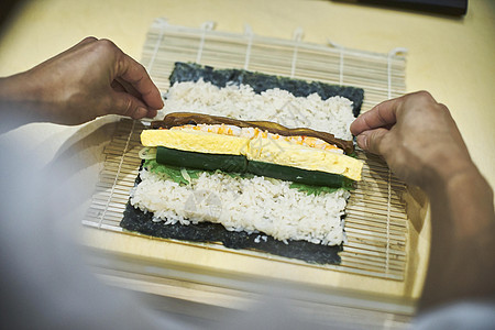 美食寿司的制作过程添加食材图片