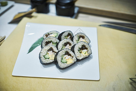 餐桌上美味的寿司图片
